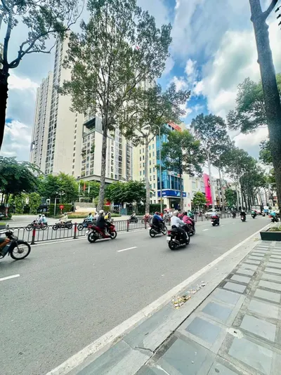 Cho thuê tòa nhà góc 3 mặt tiền đường 3/2, Quận 10