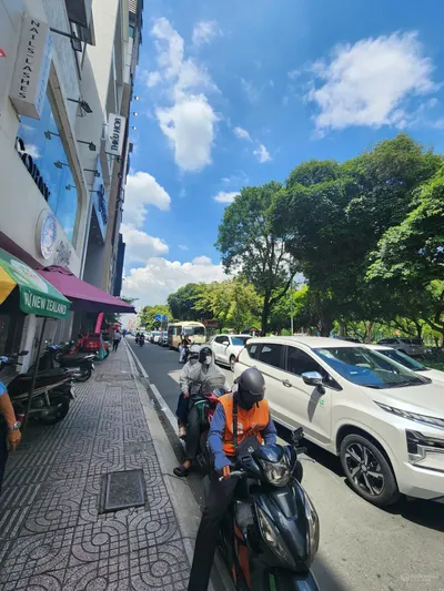 Cho thuê tòa nhà mặt tiền 215A-215B Hai Bà Trưng, phường Võ Thị Sáu, 7.3m x 24m, 3 tầng