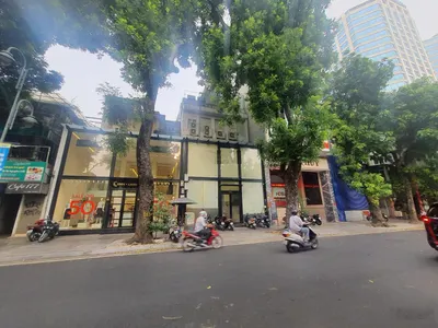 Cho thuê nhà MP Trương Công Giai, 65m2 x 7 tầng, MT 5,1m, thông sàn, thang máy, nhà mới