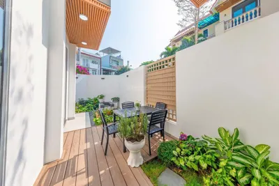 Bán nhà 3 tầng góc 2 mặt tiền Nguyễn Sơn - Hòa Cường, 150,6m2 với 5PN cách sông Hàn 100m