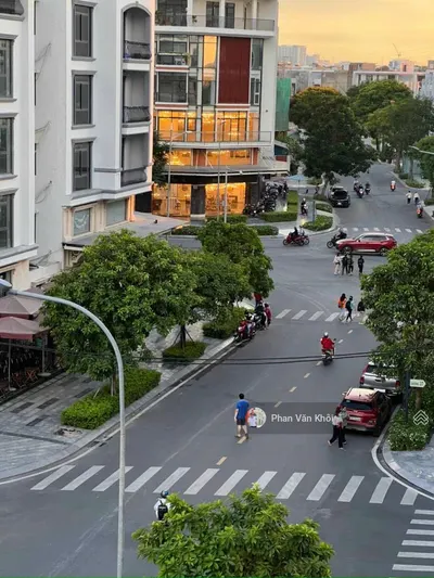 Cho thuê nhà full nội thất cao cấp, DT: 7x21m, nhà 1 hầm 4 lầu tại Vạn Phúc City