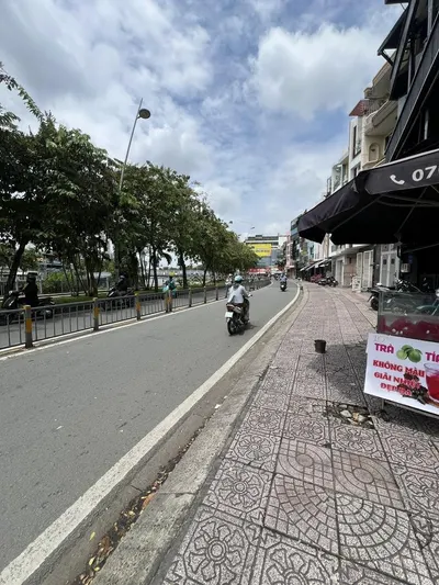 Cho thuê phòng full nội thất 52m2 mặt tiền Trường Sa, có ban công view kênh nước.