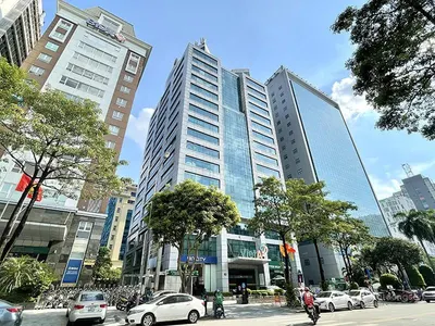 Nhượng văn phòng cho thuê tòa Việt Á Duy Tân DT 500m2 cắt từ 100m2 sẵn nội thất rất đẹp