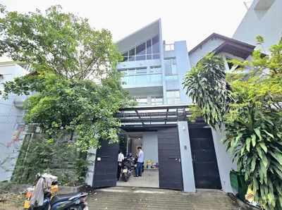 Cho thuê nhà MT đường Nguyễn Ư Dĩ, P Thảo Điền,TP.HCM. DT 8x30m 1 trệt 2 lầu áp mái. Giá 60tr/tháng