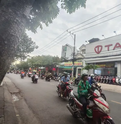 Cho thuê nhà MT Tỉnh Lộ 10, DT: 20m x 40m, Bình Tân