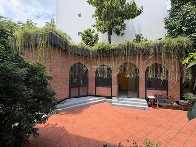 Villa sân vườn cho thuê tại 25 Xuân Thủy Quận 2, trệt lầu DTSD ~ 600m2