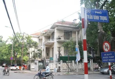 Cho thuê nhà mặt phố Nguyễn Du, DT 530m2, MT 12m, xây 2 tầng