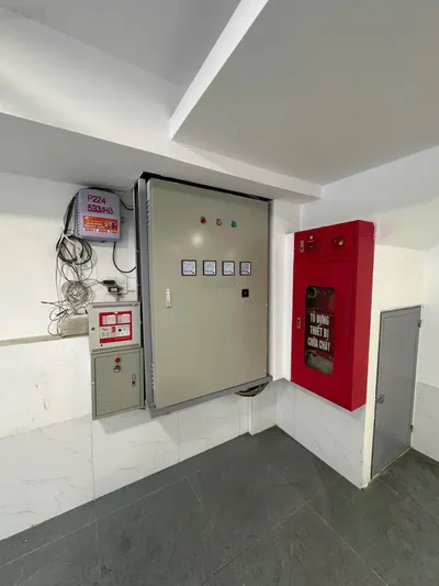 Cho thuê nhà mặt phố Trần Thái Tông mặt tiền 8m diện tích 140m2 x 7 tầng có hầm nhà đẹp sạch sẽ