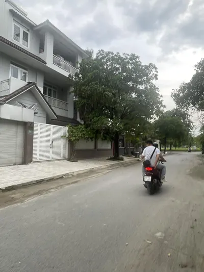 Cho thuê nhà nguyên căn đường Trường Sa P.14 Q.3 DT 10x22, 3 tầng. Giá thuê 55tr