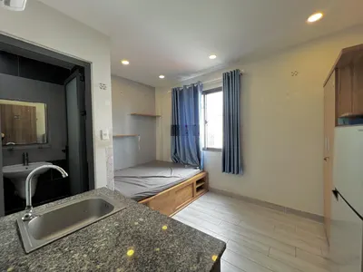 Cho thuê phòng thang máy 30m2 full nội thất, cửa sổ đón nắng Phố Hoàng Văn Thụ, Phú Nhuận. Sát Q1