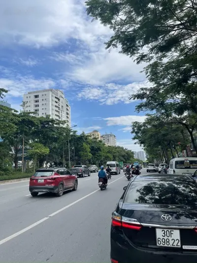 Cho thuê nhà mặt phố Võ Chí Công 235m2, MT15m, thông sàn. Vị trí đẹp, giá tốt.