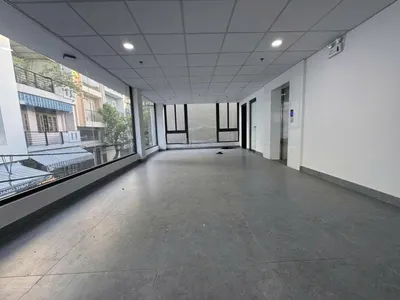 Tòa nhà văn phòng mới hoàn thiện hơn 1.000m2 cách Vạn Hạnh Mall 1 phút Quận 10
