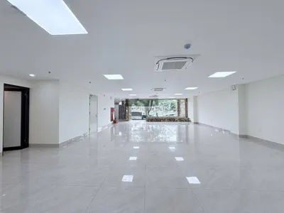 Cho thuê tòa nhà kính 3 mặt thoáng, vị trí mặt phố Vũ Tông Phan, Quận Thanh Xuân, Hà Nội
